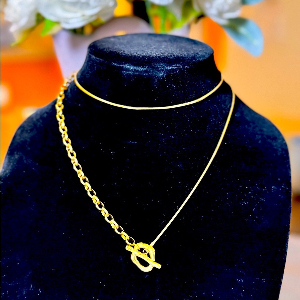 Chic Gold Necklace with Unique Toggle Design - Picture 6 of 6